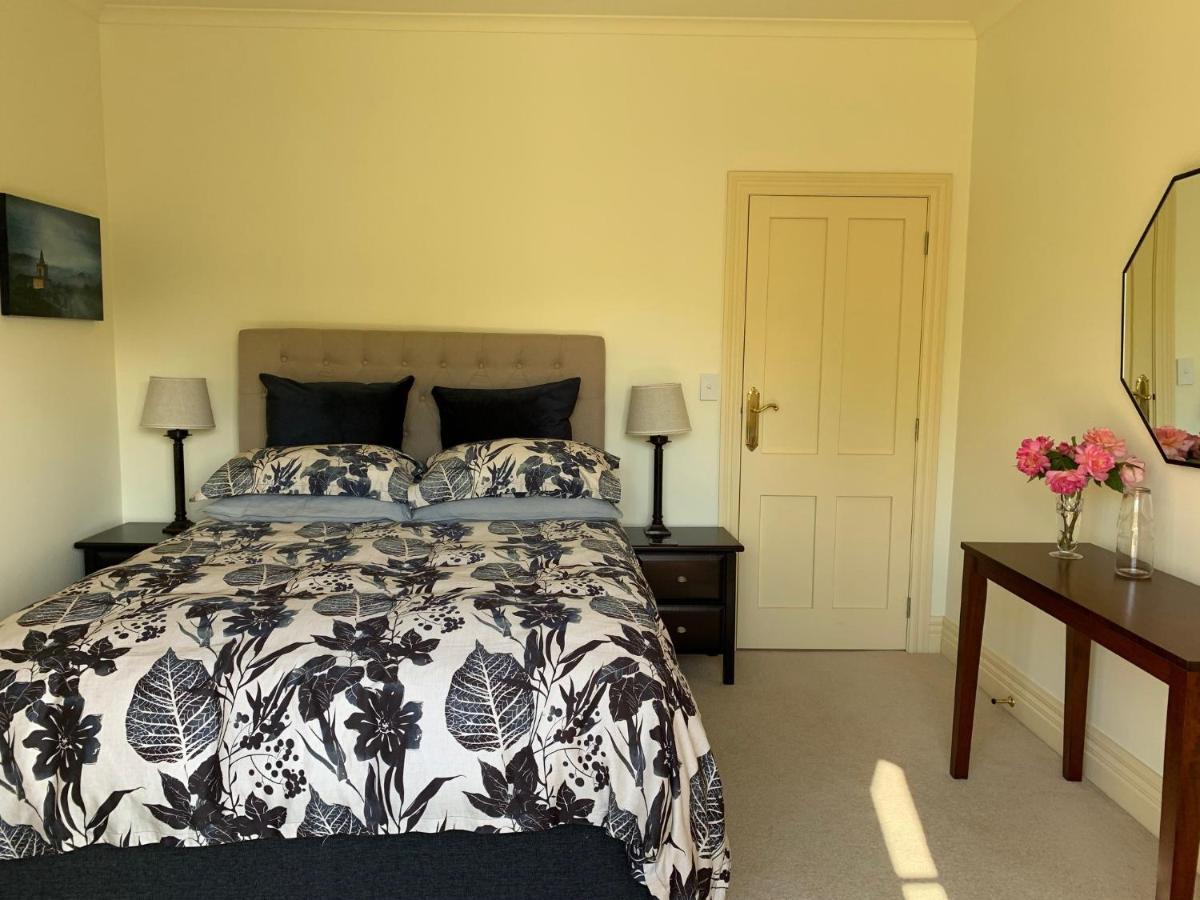 Pin Oaks Luxury Bed & Breakfast Palmerston North Exterior foto