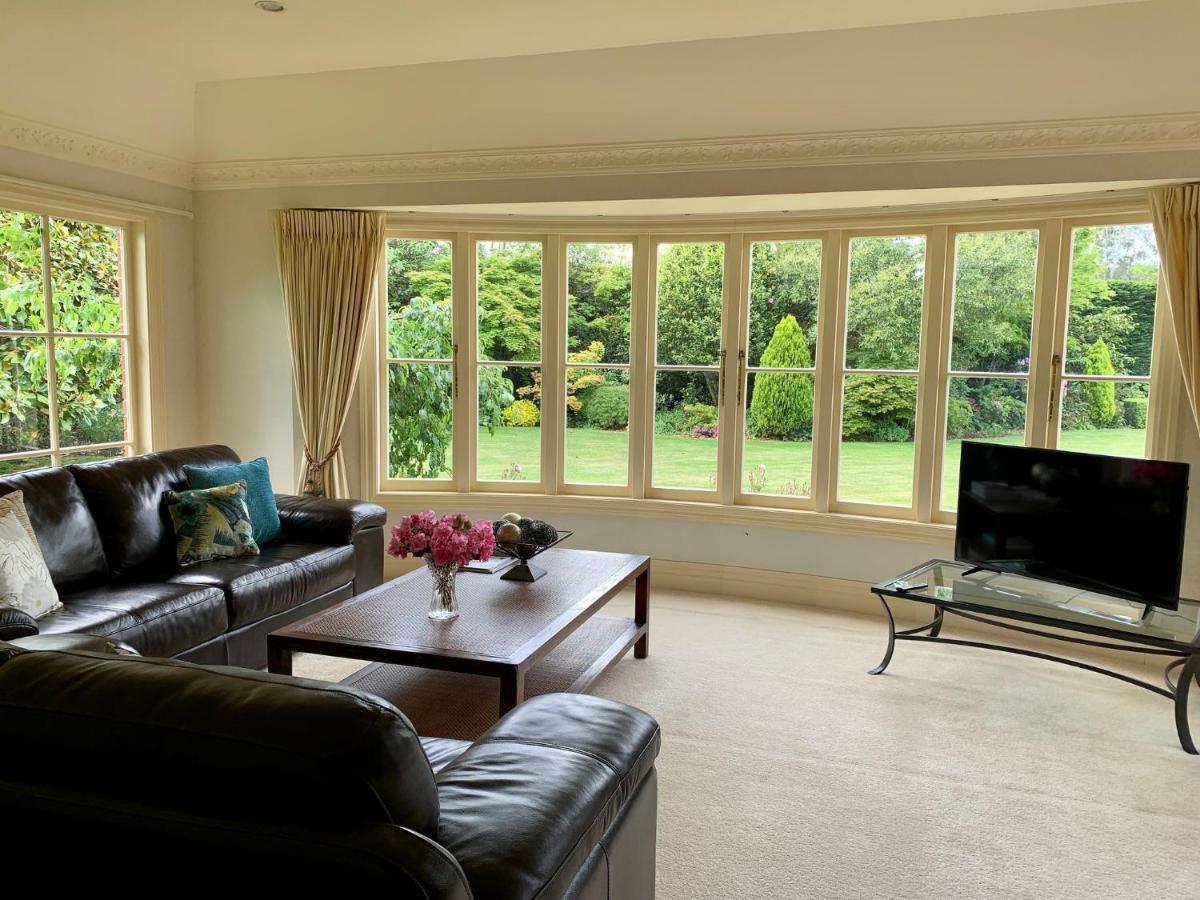 Pin Oaks Luxury Bed & Breakfast Palmerston North Exterior foto