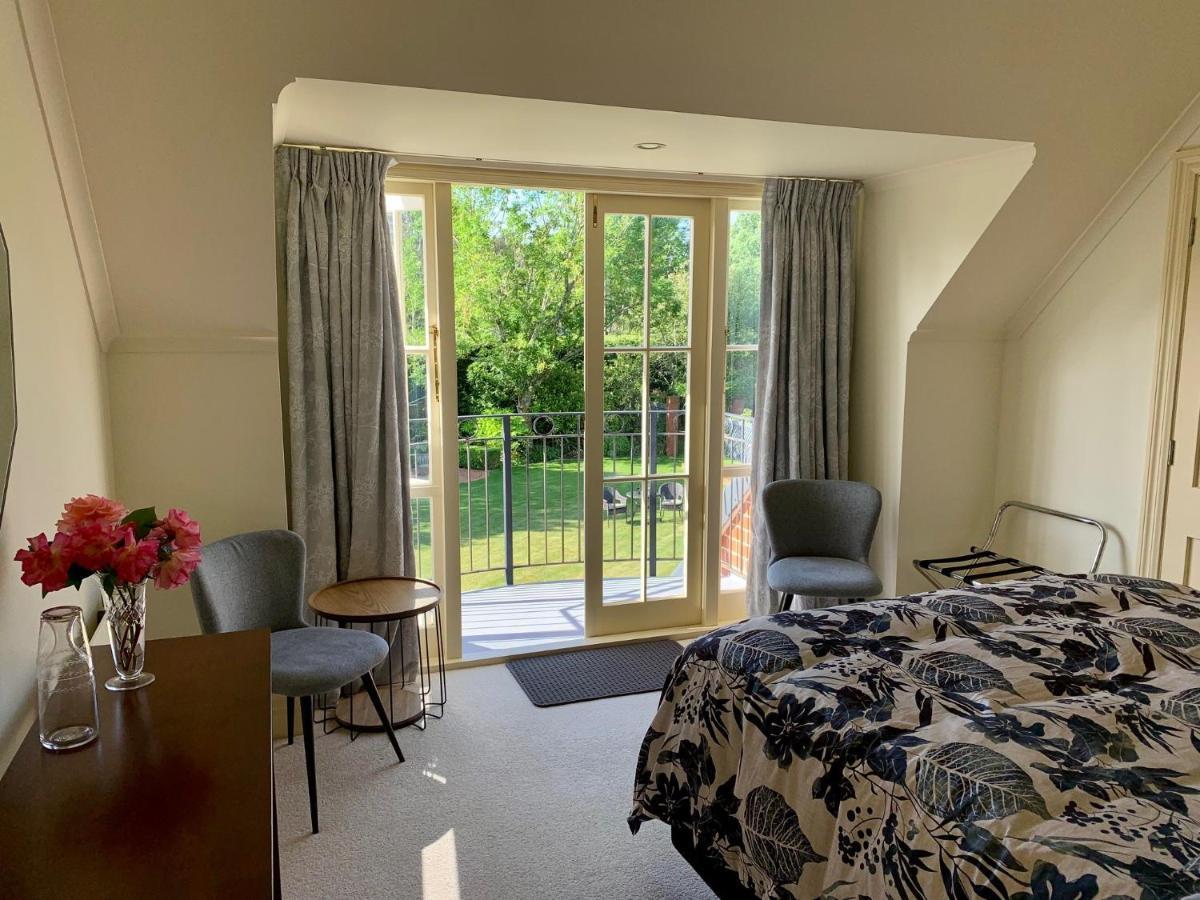 Pin Oaks Luxury Bed & Breakfast Palmerston North Exterior foto