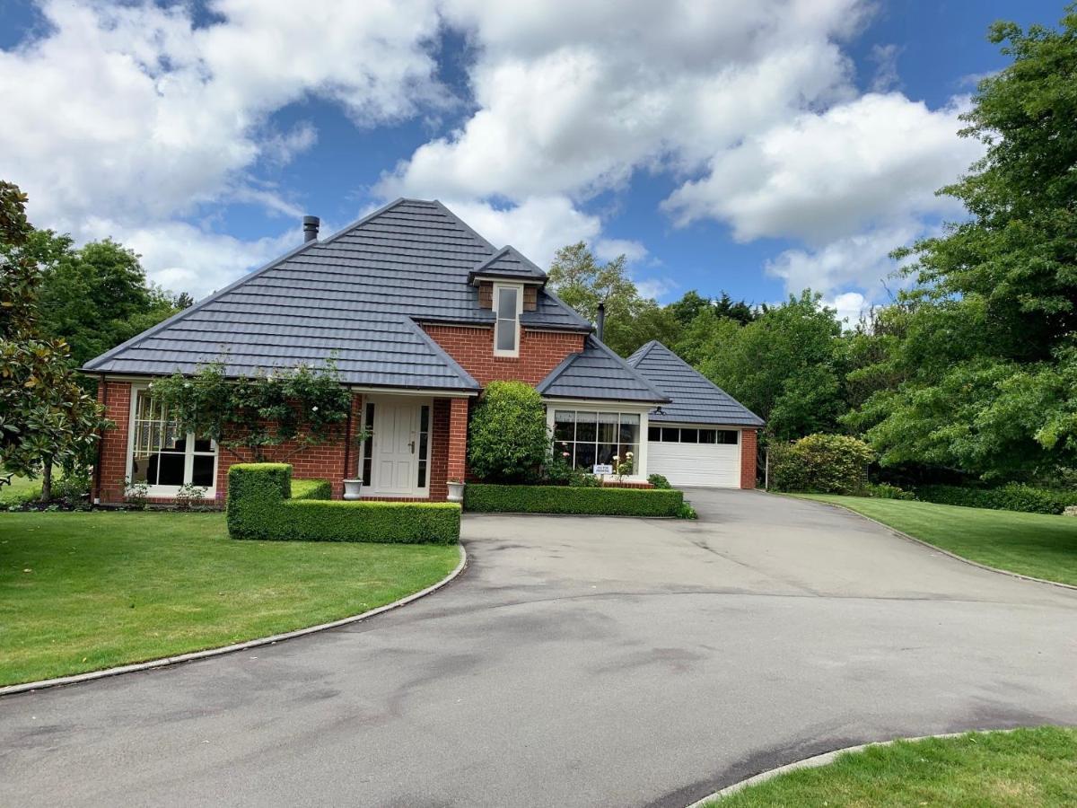Pin Oaks Luxury Bed & Breakfast Palmerston North Exterior foto