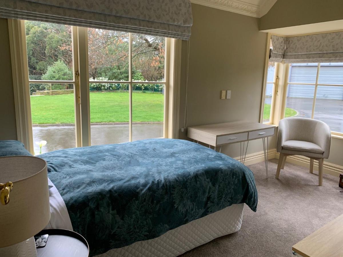 Pin Oaks Luxury Bed & Breakfast Palmerston North Exterior foto